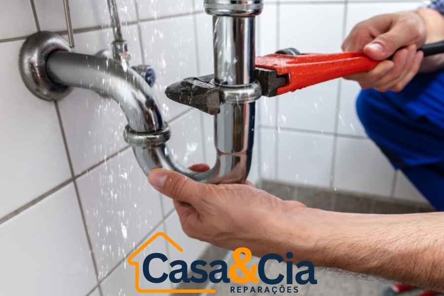 Reparo de encanamento com água vazando, com canalizador profissional ajustando rapidamente as conexões para controlar o fluxo.