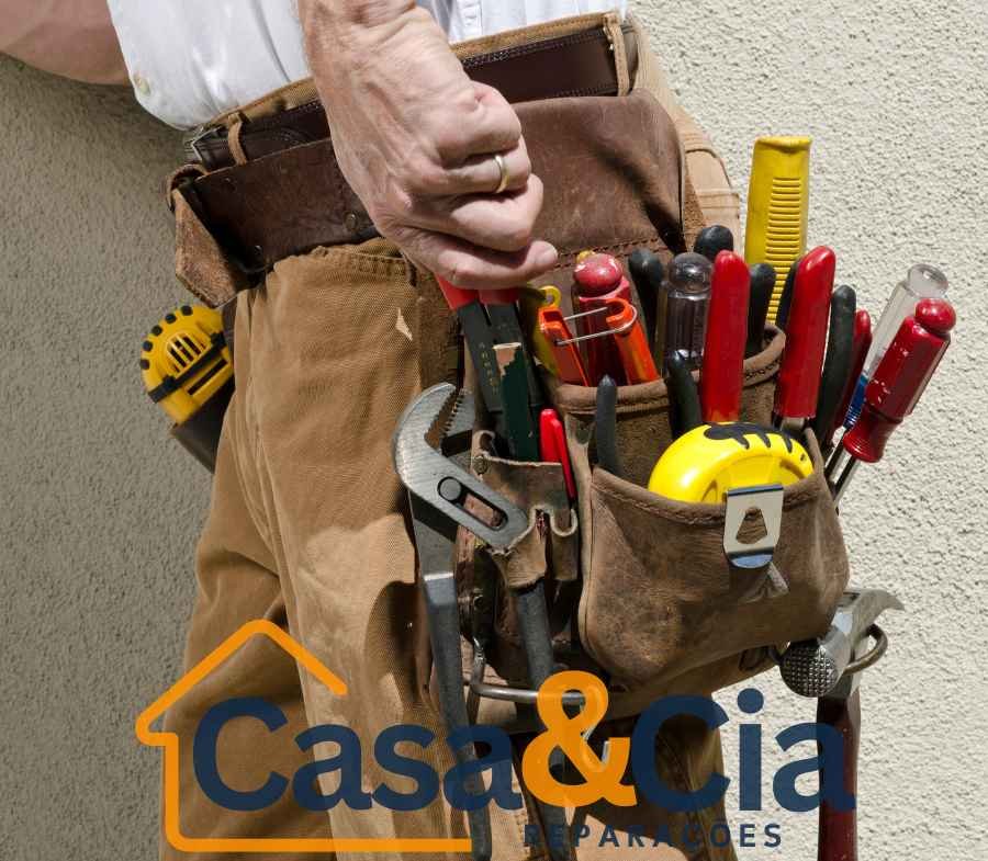 tecnico da Casa e Cia Reparações com ferramentas para serviços domésticos