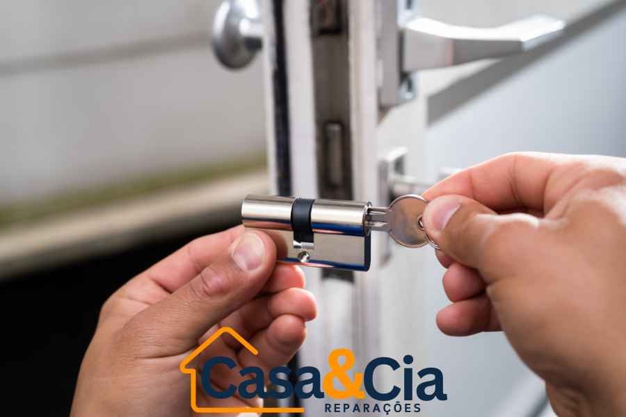 chaveiro instalando cilindro de fechadura com chave, realizando substituição ou reparo do mecanismo de segurança