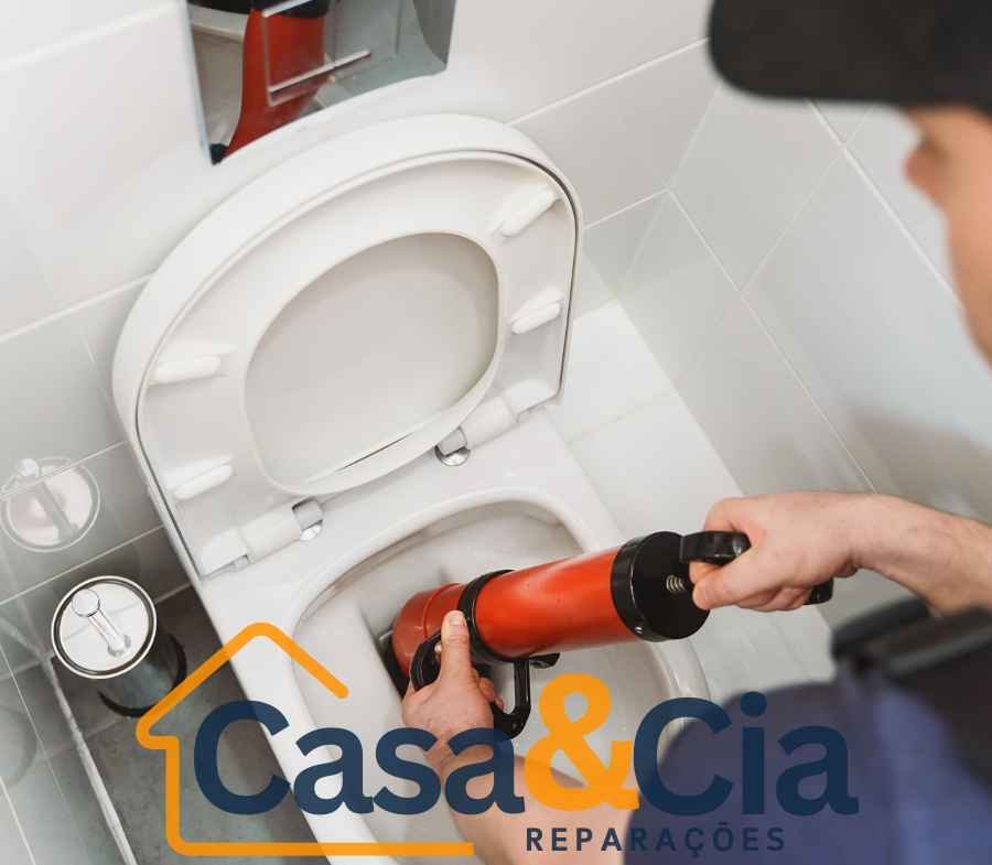 Técnico utilizando ferramenta de alta pressão para desentupimento de sanita