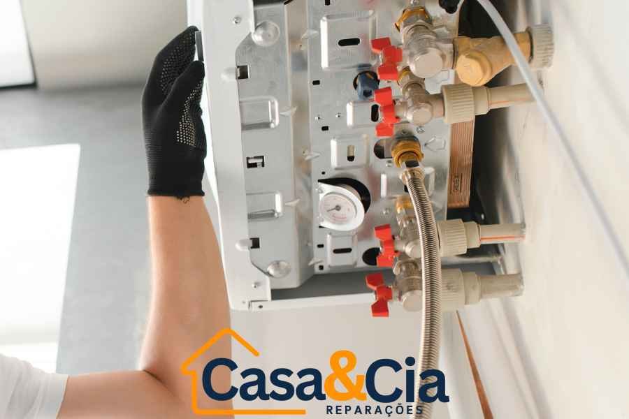 tecnico especialista abrindo painel de caldeira, realizando inspeção interna para iniciar a reparação de caldeira urgente