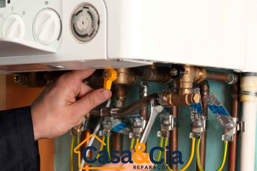 reparação de caldeira tecnico profissional girando válvula de segurança em uma caldeira moderna