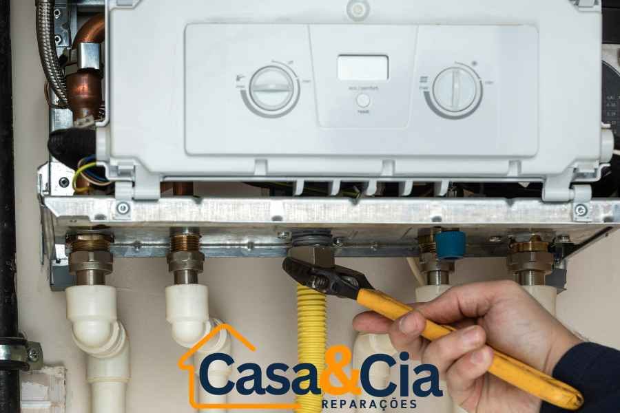 reparação de caldeira por técnico ajustando válvula de gás de uma caldeira residencial
