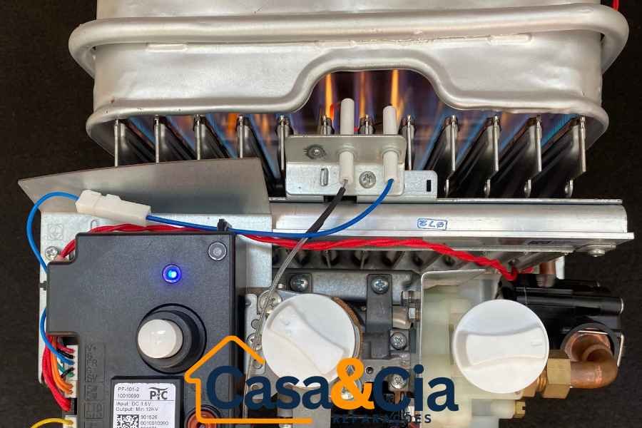 Componentes de esquentador em operação, com chama visível, logo apos serviço de reparação de esquentadores pela Casa e Cia