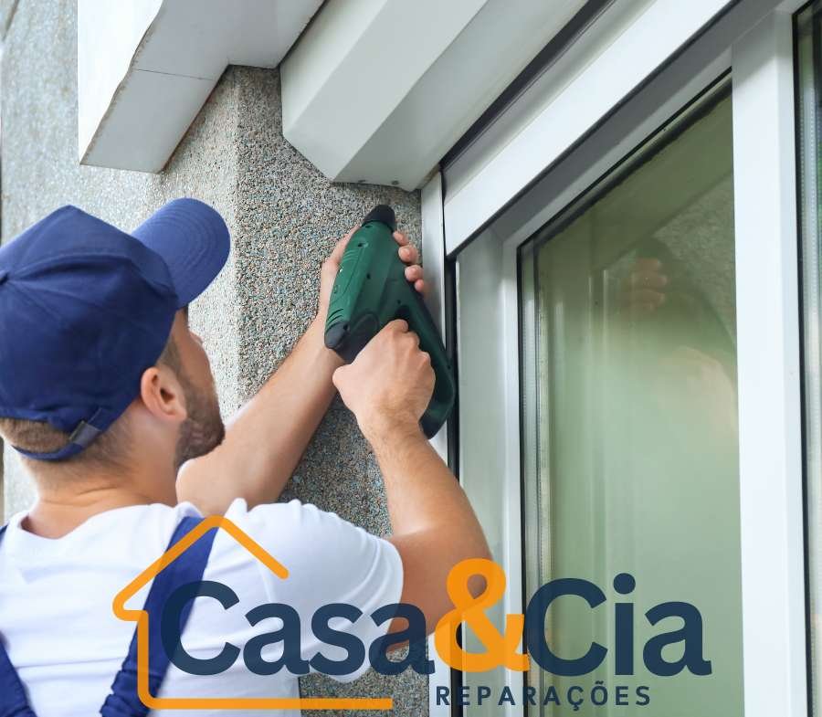 reparação de estores profissional ajustando lâminas de um estore manuais, garantindo o funcionamento correto do sistema de abertura e fechamento.