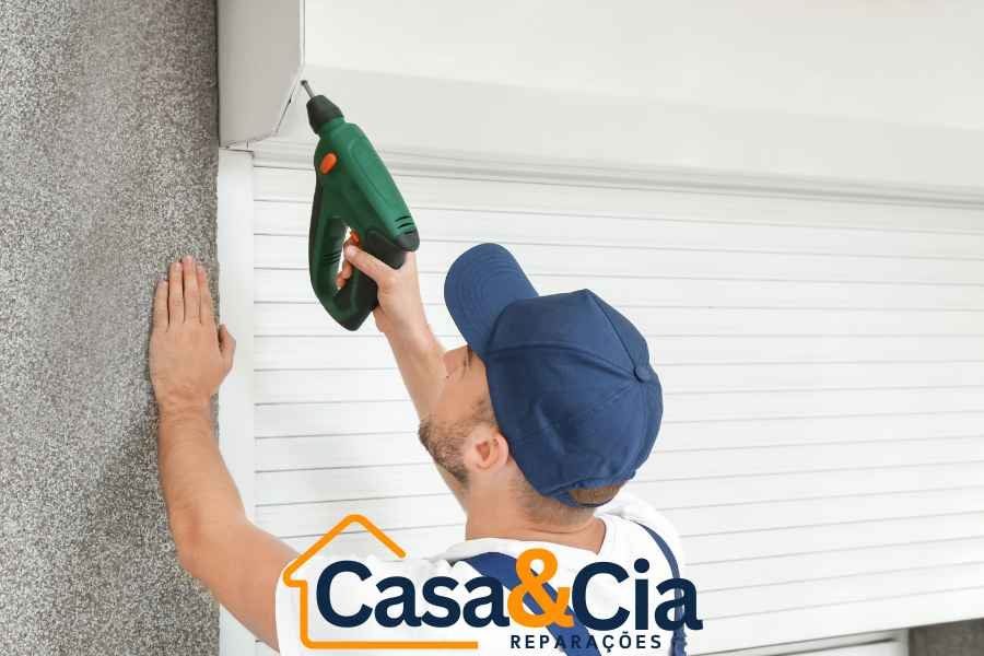 reparação de estores por técnico utilizando ferramenta elétrica