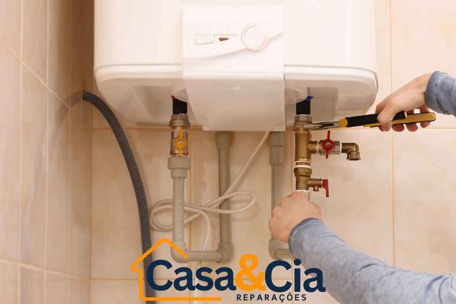 reparação de termoacumulador com técnico ajustando válvulas de controle, assegurando eficiência e segurança no sistema
