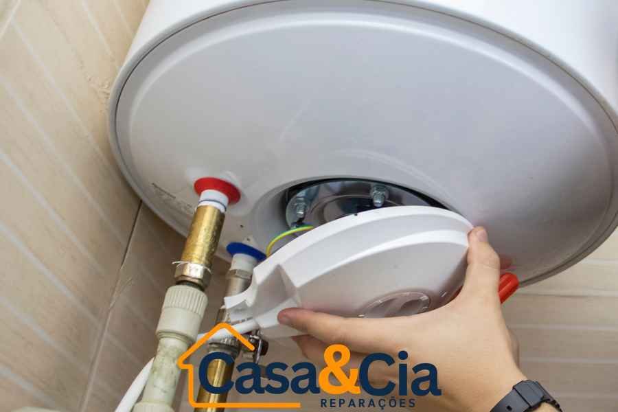 reparação de termoacumulador técnico abrindo a tampa de acesso