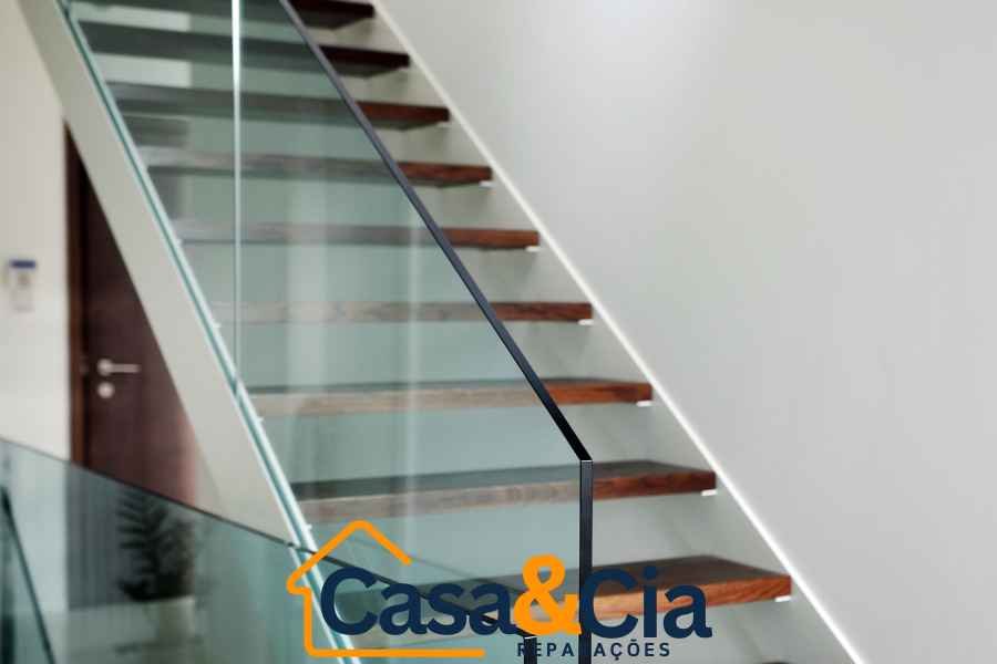 vidraceiro instalação de vidro em escada moderna com guarda-corpo todo em vidro