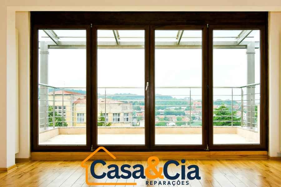 serviço de vidraceiro finalizado ampla porta de vidro emoldurada,