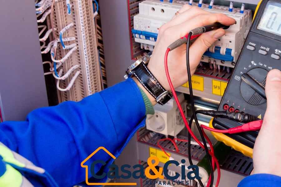 eletricista certificado detectando um vazamento de corrente elétrica