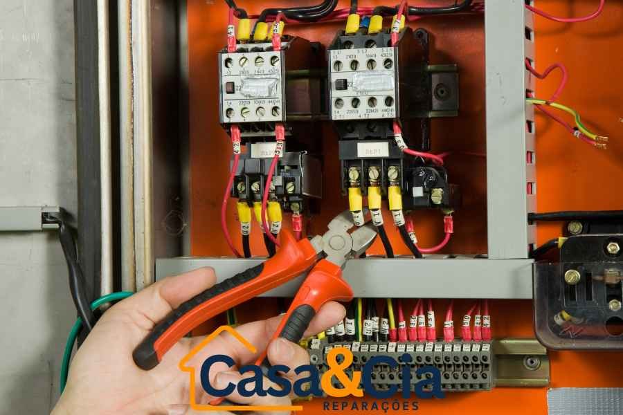 Eletricista solucionando problemas de queda de energia